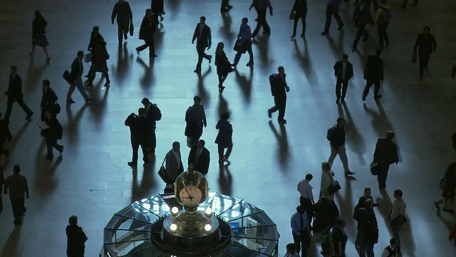 美国纽约，MS HA人们在纽约中央车站大堂散步视频素材