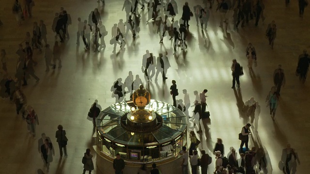 美国纽约，市民步行于纽约中央车站大堂视频素材