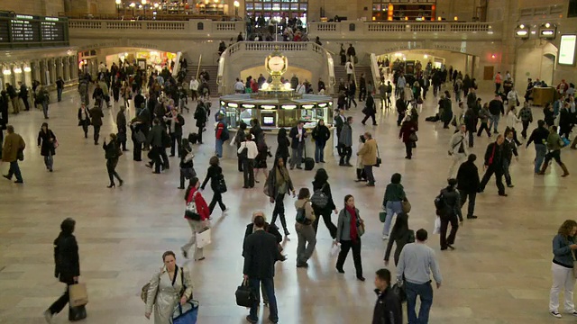 T/L WS美国纽约，人们行走在中央车站中央大厅视频素材