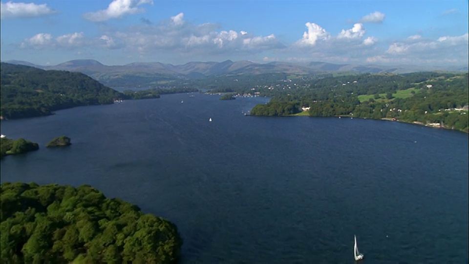 鸟瞰图温德米尔在湖区/游艇航行在湖上/瀑布在背景/坎布里亚，英国视频下载