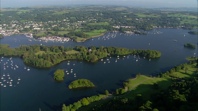航拍的船只点缀在温德米尔湖区/鲍尼斯镇温德米尔在背景/坎布里亚，英格兰视频下载