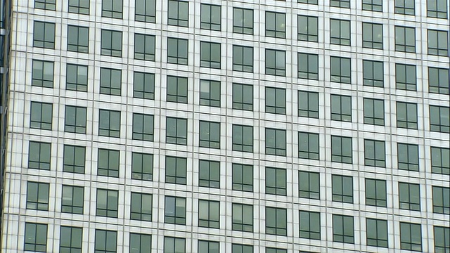 宽镜头倾斜的办公大楼/伦敦的窗户视频下载