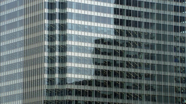 办公大楼外宽镜头窗户/放大倾斜窗户/伦敦视频下载