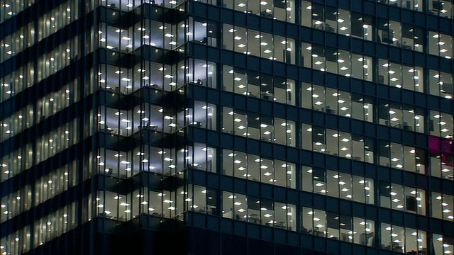 办公大楼窗户在晚上的广角视图/在大楼的另一边的角落/伦敦视频下载
