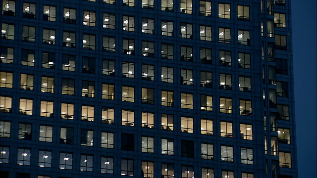 办公大楼夜间的宽镜头窗/伦敦视频素材