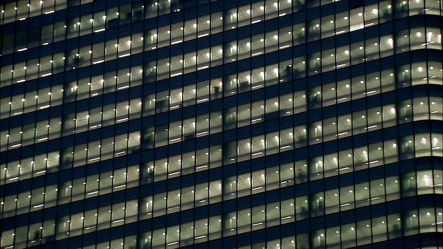 办公大楼夜间的宽拍摄窗/倾斜的窗户/伦敦视频下载