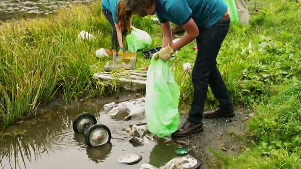 美国佛蒙特州多塞特的一群青少年正在清理湖岸上的垃圾视频下载