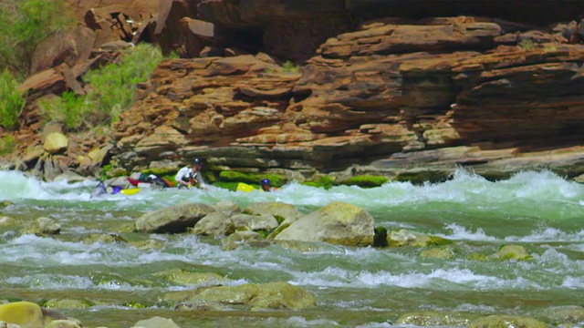 WS TS PAN SLO MO女子划艇下大峡谷/大峡谷，亚利桑那州，美国视频下载