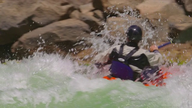 MS TS PAN SLO MO成年男子划着皮划艇穿过巨大的急流，美国亚利桑那州大峡谷视频下载