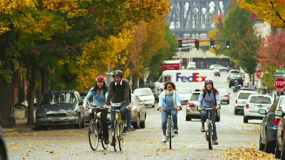 美国俄勒冈州波特兰珍珠区骑自行车的男女视频下载