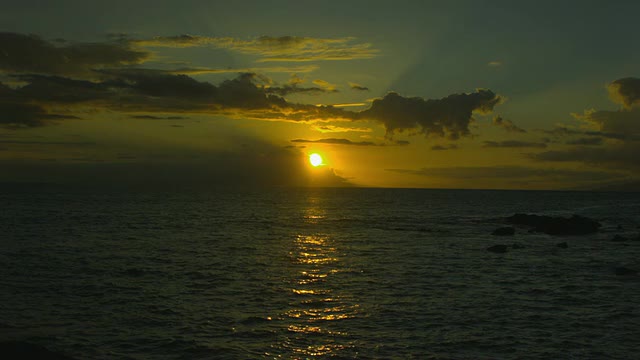 WS ZI SLO MO海洋与太阳在云后面落下/毛伊岛，夏威夷，美国视频素材