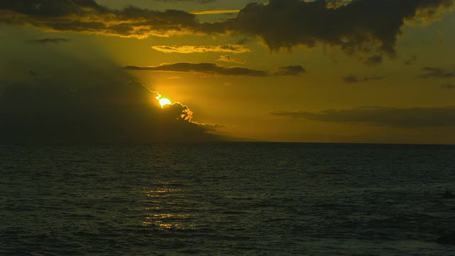 WS SLO MO海洋日落视图/毛伊岛，夏威夷，美国视频素材