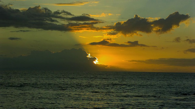 WS ZO SLO MO海洋日落/毛伊岛，夏威夷，美国视频素材