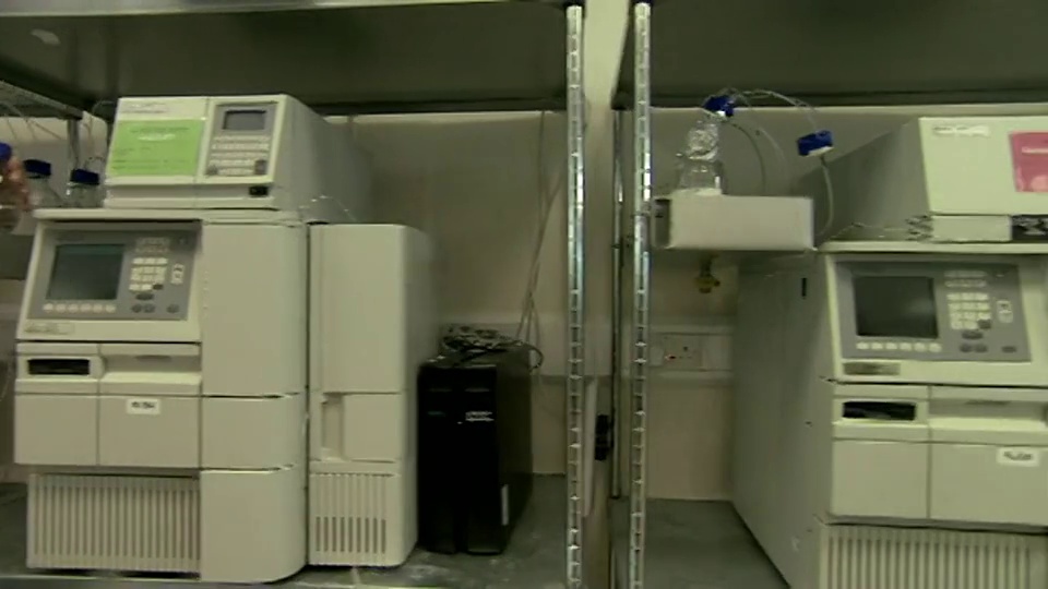 在爱尔兰Rathdum化学实验室进行实验的科学家视频下载