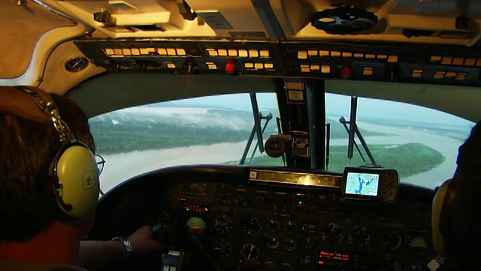 一名男子驾驶飞机飞过巴西亚马逊河上的特菲河视频素材