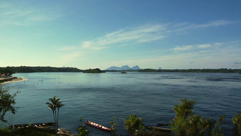 ZO WS内格罗河与海滩小屋在小岛和睡美人山脉的背景/ Sao Gabriel da Cachoeira，亚马孙河，巴西视频下载