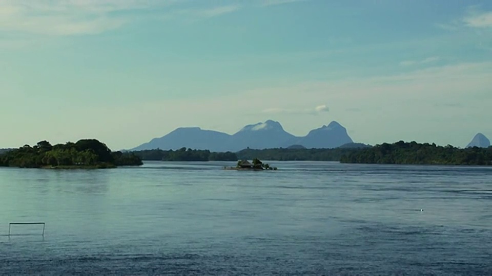 WS ZO内格罗河与海滩小屋在小岛和睡美人山脉的背景/ Sao Gabriel da Cachoeira，亚马孙，巴西视频下载