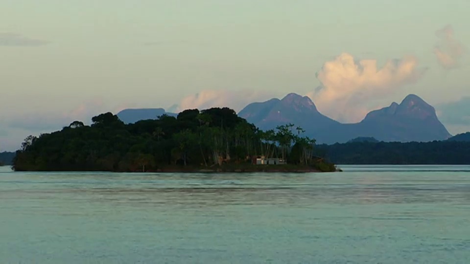 T/L WS内格罗河与小岛和睡美人山脉的背景，日落/ Sao Gabriel da Cachoeira，亚马逊，巴西视频下载