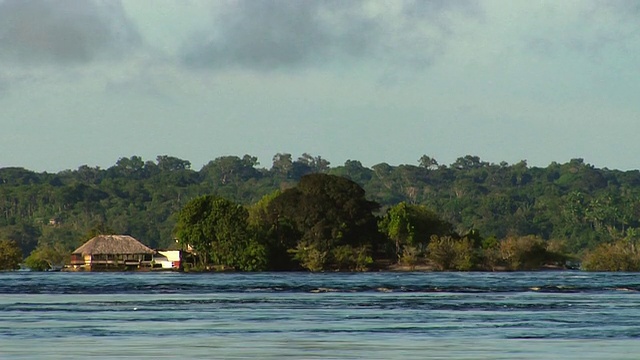 巴西亚马逊州，内格罗河小岛/ Sao Gabriel da Cachoeira上的WS海滩小屋视频下载