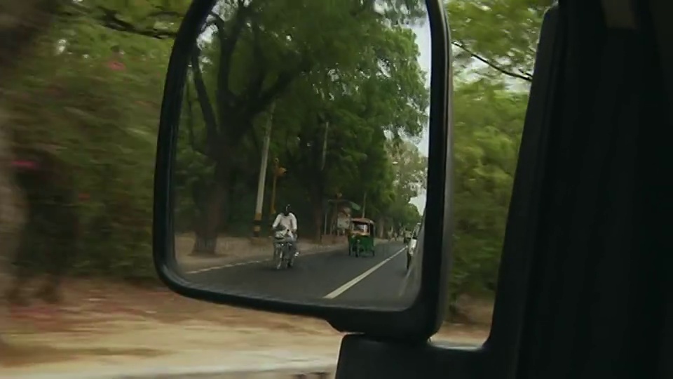 印度德里的WS POV汽车后视镜视频素材