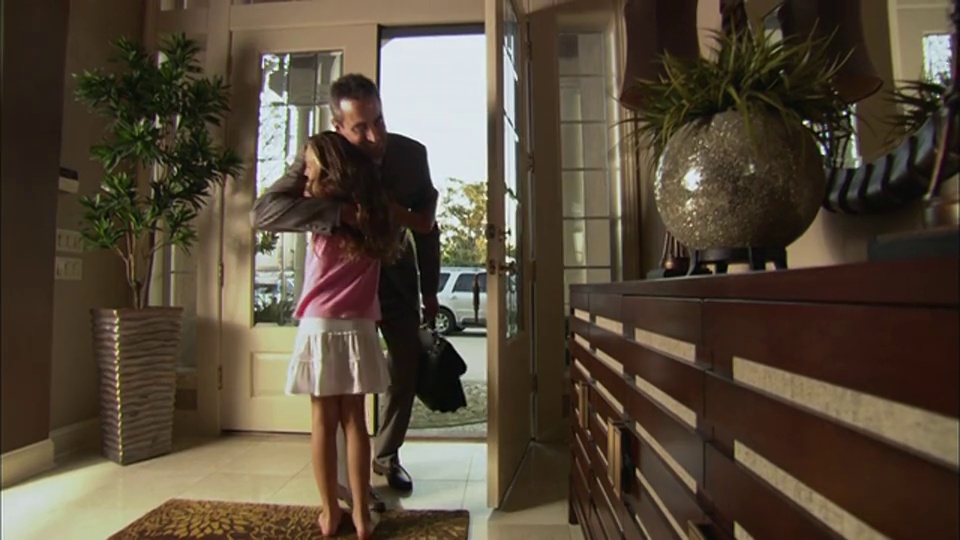 美国佛罗里达州杰克逊维尔的门厅，女孩(10-11)拥抱下班回家的父亲视频素材