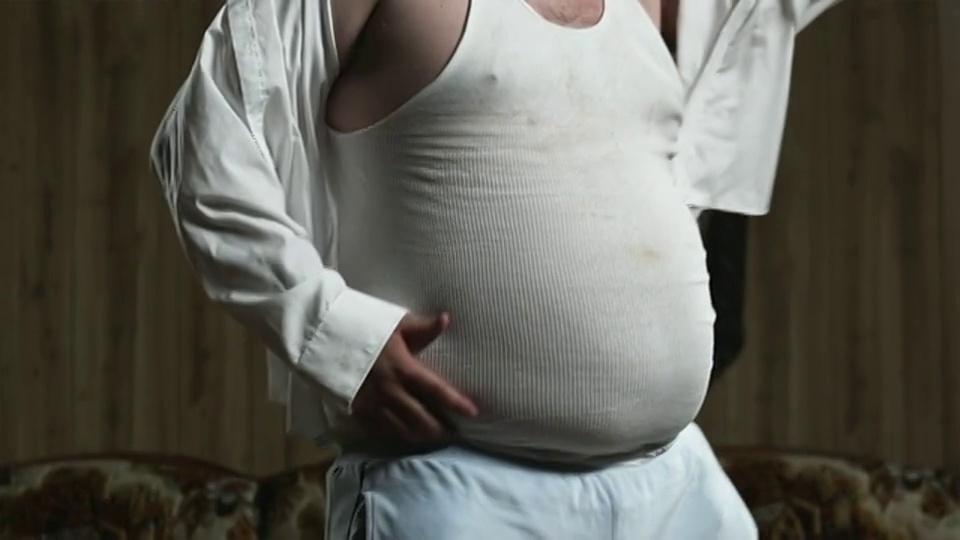 MS TU SLO MO肥胖男子在客厅跳舞/ Orem，犹他州，美国视频下载