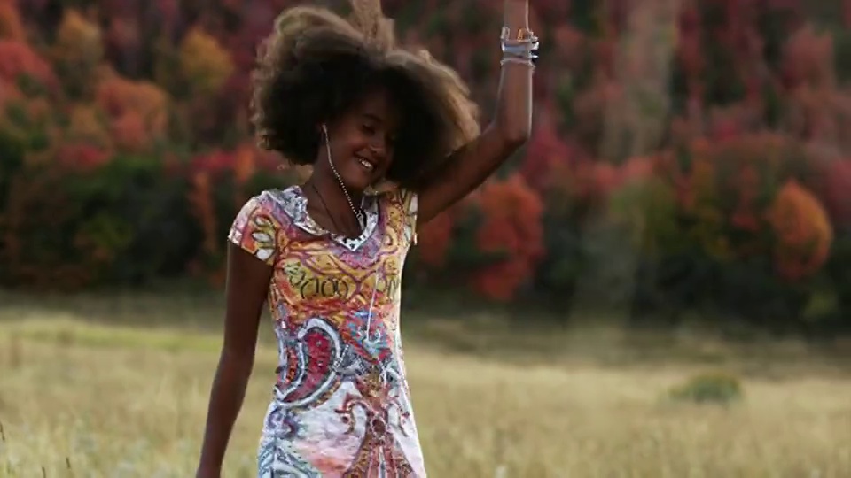 TU女孩(12-13)在野外听音乐和跳舞/南福克，美国犹他州视频素材