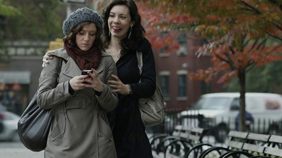 两个年轻的女人在美国纽约的街道上相遇并拥抱视频素材