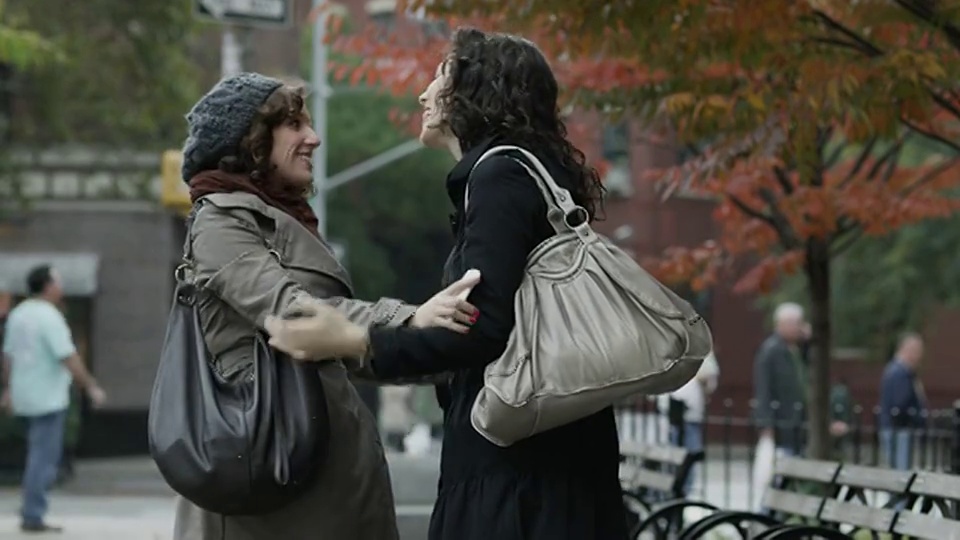 两个年轻的女人在美国纽约的街道上相遇并拥抱视频素材