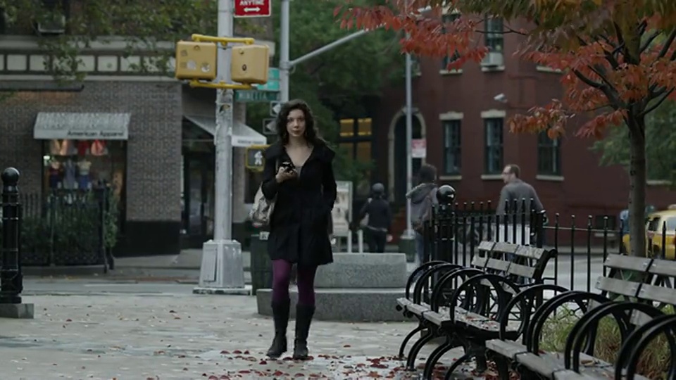 潘小姐:美国纽约，一名年轻女子正在大街上打电话视频下载