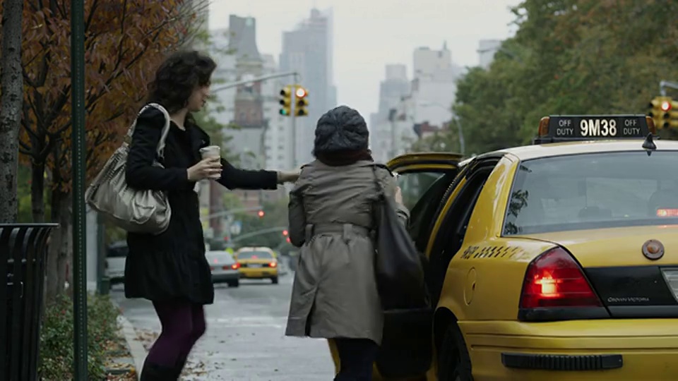 两名年轻女子离开黄色出租车/美国纽约视频下载