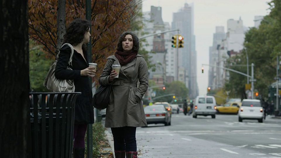 两名年轻女子在招呼，并进入黄色出租车/美国纽约市视频下载