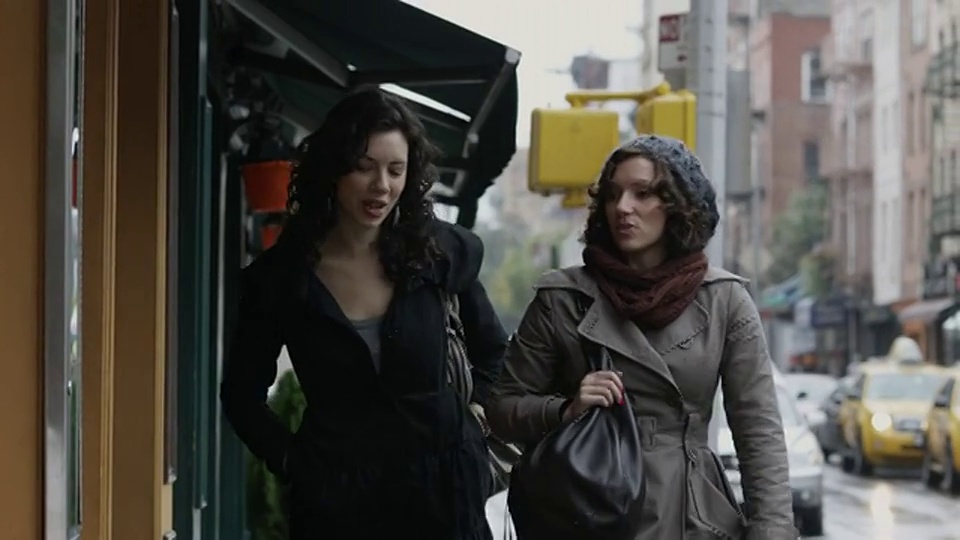 两位年轻女性进入美国纽约的一家商店视频素材