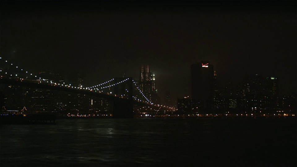 WS布鲁克林大桥在夜晚被照亮，背景是市中心的天际线/纽约，美国视频素材