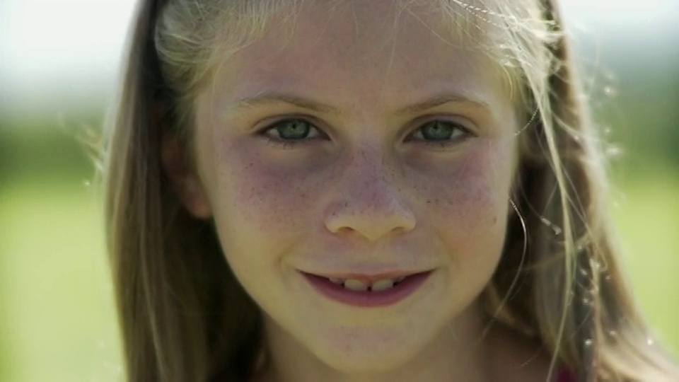 CU女孩肖像(8-9)微笑/汉普顿，新泽西，美国视频素材
