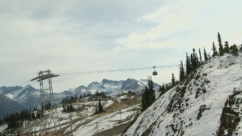 前往加拿大不列颠哥伦比亚省惠斯勒山的WS POV峰缆车视频素材