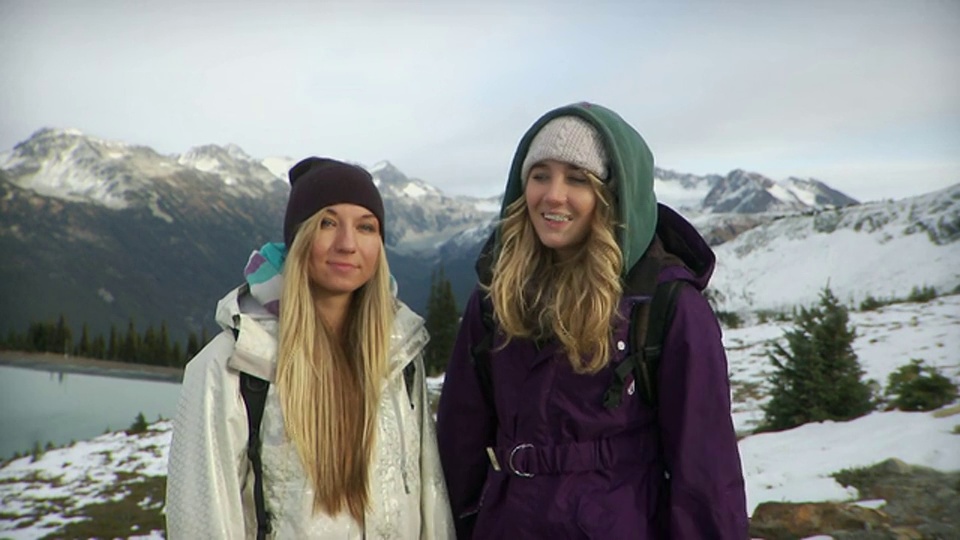 两名年轻女子站在惠斯勒山，肖像/惠斯勒，加拿大不列颠哥伦比亚省视频下载