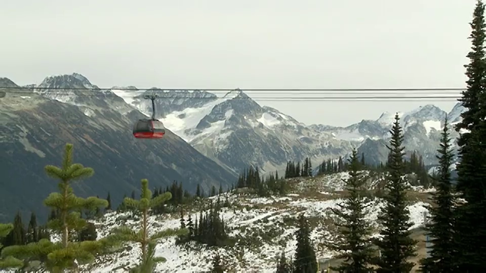 加拿大不列颠哥伦比亚省惠斯勒山前的WS ZO缆车过桥架视频素材