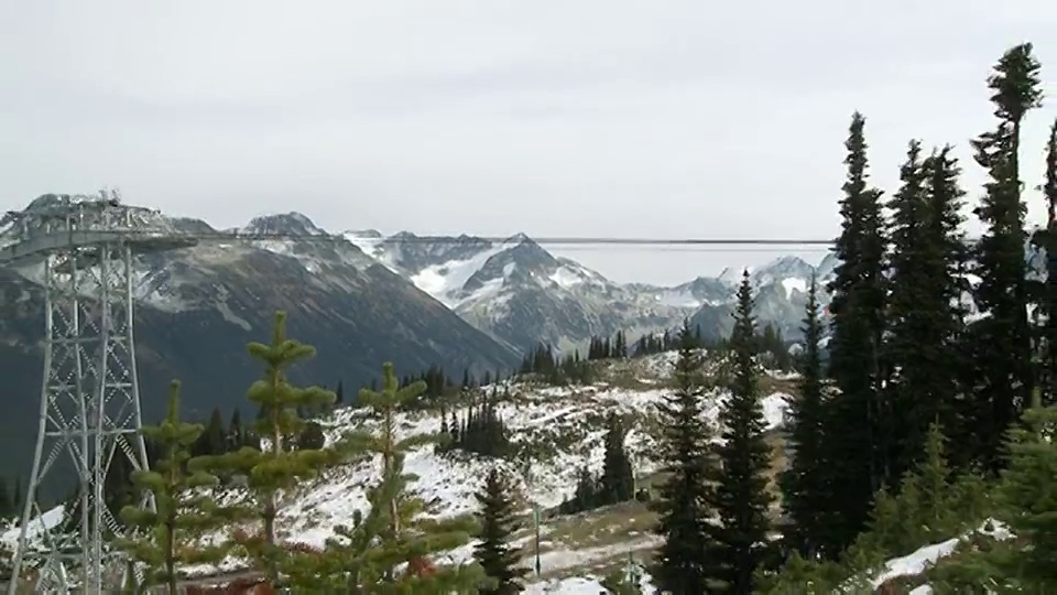 加拿大不列颠哥伦比亚省惠斯勒山前的WS ZO缆车过桥架视频素材