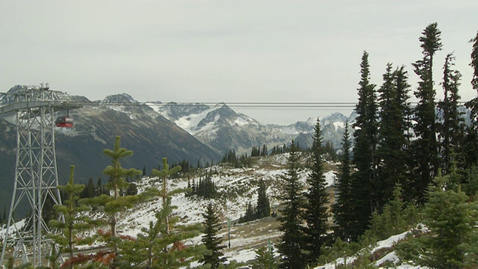在加拿大不列颠哥伦比亚省的落基山/惠斯勒前的WS缆车交叉框架视频素材