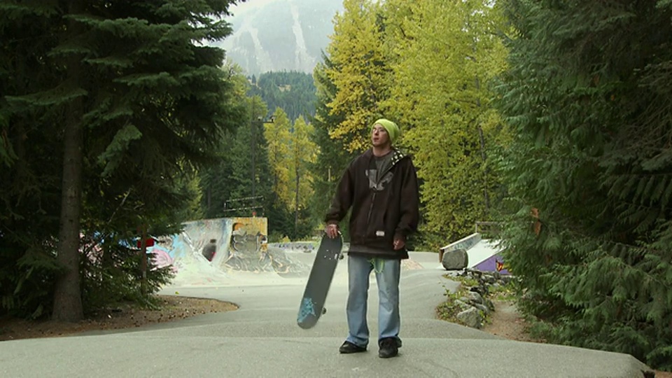 WS滑板悬挂在惠斯勒滑板公园/惠斯勒，不列颠哥伦比亚省，加拿大视频素材