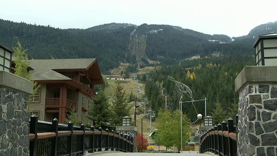 加拿大不列颠哥伦比亚省惠斯勒溪边滑雪场前的WS TU桥视频素材