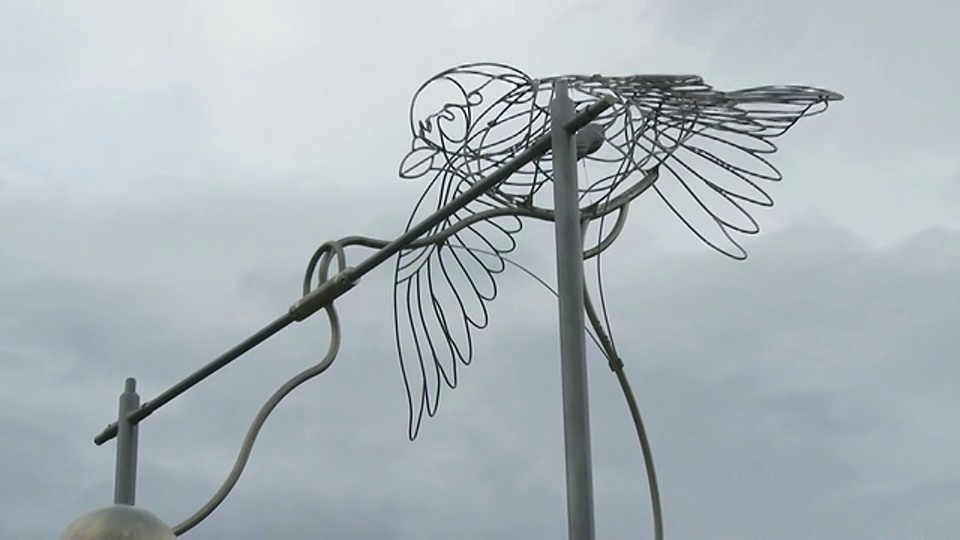 WS ZO鸟结构纪念碑在溪边/惠斯勒，加拿大不列颠哥伦比亚省视频素材