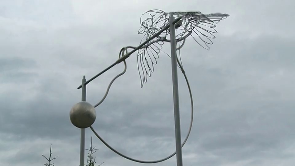 WS TU鸟结构纪念碑溪边/惠斯勒，加拿大不列颠哥伦比亚省视频素材