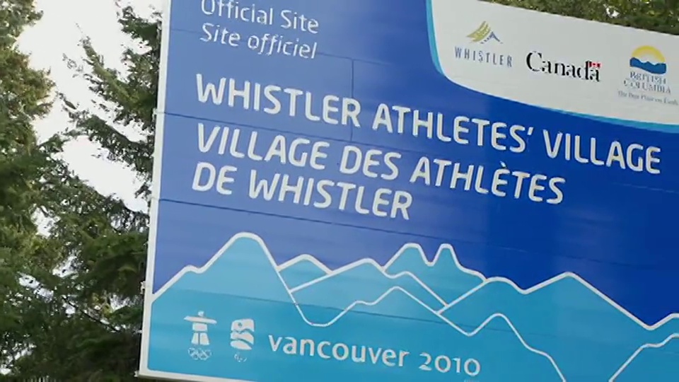 加拿大不列颠哥伦比亚省惠斯勒运动员村标志的CU PAN视图视频下载