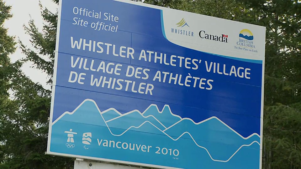 惠斯勒运动员村标志/惠斯勒，加拿大不列颠哥伦比亚省视频素材