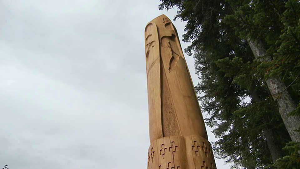 加拿大不列颠哥伦比亚省惠斯勒奥林匹克公园入口处的木雕视频素材