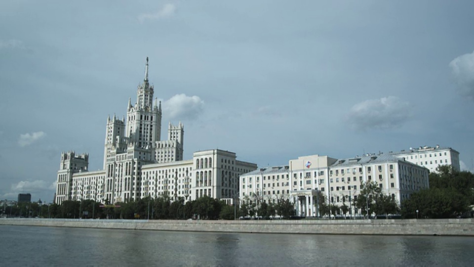 WS PAN Kotelnicheskaya堤岸建筑在莫斯科河与Bolshoy Ustinsky桥/莫斯科，俄罗斯。视频素材