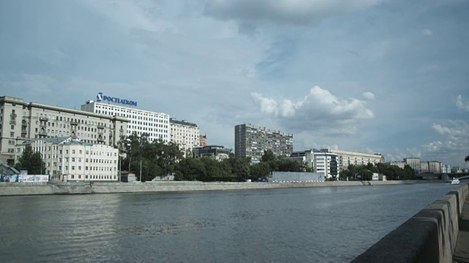 WS PAN Kotelnicheskaya堤坝建筑在莫斯科河潘到Bolshoy Ustinsky桥/莫斯科，俄罗斯。视频素材