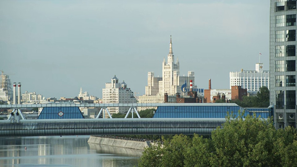 横跨莫斯科河的WS PAN蓝色巴格拉季翁大桥/莫斯科，俄罗斯视频素材